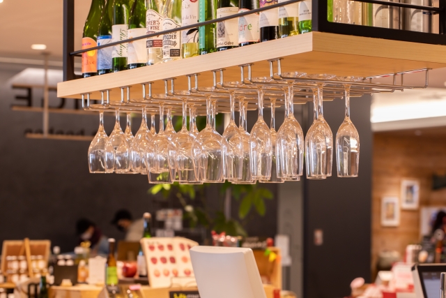 ワイングラスが逆さまに並べられている